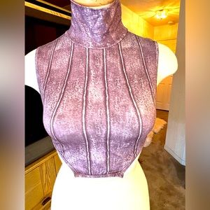 Gorgeous form fitting with stretch orchid turtleneck crop, great looks sz L.